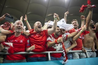 Lianel Gay (au centre avec l'écharpe au poignet) célèbre la victoire de la Suisse face à la France le 28 juin à Bucarest.